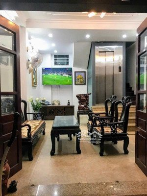 nhà phân lô khu vip cầu giấy, 6 tầng thang máy hiện đại , vài bước ra phố lớn, sổ vuông đẹp