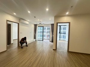 mình cho thuê căn hộ 2n+2vs - giá 11tr ở vinhomes smart city mới 100% - lh 