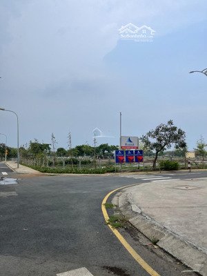 bán biệt thự view sông 2 mặt tiền valencia kdc tân cảng, dt 108m2 giá rẻ chỉ 7tỷ400. lh 