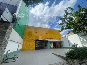 cho thuê nhà mặt tiền vip ngang 16m tọa lạc tại đường 30 tháng 4