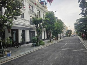 chính chủ cho thuê căn góc biệt thự flc đại mỗ. dt 132m2, hoàn thiện nội thất văn phòng, vị trí đẹp