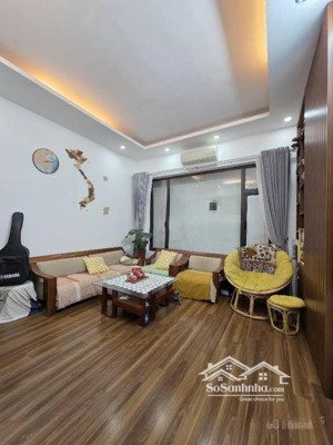 đường láng, 44m2*5t, mt 5,2m, 18,4 tỷ . phân lô, ô tô tránh, đỗ cửa. gần phố