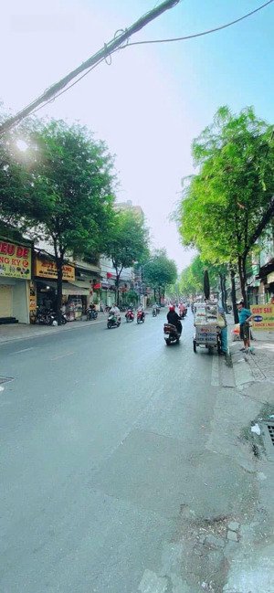 mặt tiền 218 tôn thất hiệp. p12 q11 . khu trung tâm hành chính . tiếp giáp các quận 1,3,5,10 .