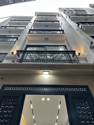 nhà xây mới nam từ liêm , 7 tầng thang máy x40m2 , ngõ vf3 đỗ cửa , cách đh công nghiệp 150m