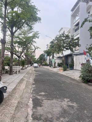 cần bán gập nhà mặt tiền phạm hữu lầu - quận 7