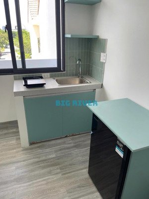 căn hộ mới, thiết kế đẹp, có ban công, tiện nghi đầy đủ