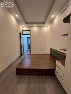 BÁN NHÀ Ở CHÂN CẦU VĨNH TUY- NGAY CẠNH AEON MALL-6 TẦNG THANG MÁY-MẶT NGÕ - Ô TÔ TRÁNH ĐỖ - LÔ GÓC