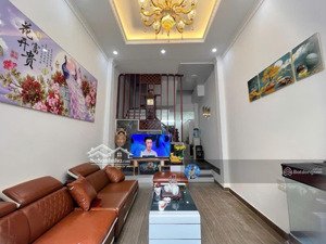 nhà nhỏ gọn, đủ chỗ cho gia đình nhỏ-4 tầng- oto 7 chỗ đỗ cửa ngõ thông-giá cực hợp lý