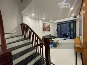 căn này giúp bạn tiết kiệm 20p đi làm mỗi ngày vì ngay gần đường lớn. giang biên oto 7 chỗ đỗ cổng