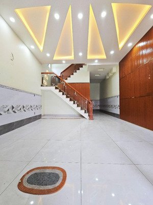 cho thuê nhà mặt tiền đường nguyễn thị thập, ngang 5m, 4 tầng, khu sầm uất giá chỉ 40tr