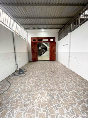 nhà shr 78m2 3 tầng 4pn oto vào nhà, kp2 thạnh lộc, 100 ra hh giáp, btct kiên cố