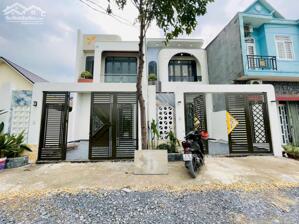 Bán Nhà 1 Trệt 1 Lầu 3 Phòng Ngủ Giáp Hóc Môn, 100m2, Sổ Hồng Riêng