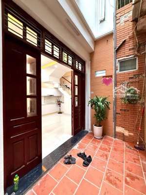 thịnh quang đống đa
nhà đẹp hai thoáng, rộng rãi mặt tiền 5m hiếm trong tầm giá!