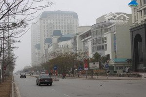 chính chủ cần bán mảnh đất mặt đường mễ trì số 19 diện tích 300m2 mặt tiền 18m, xây building 10t