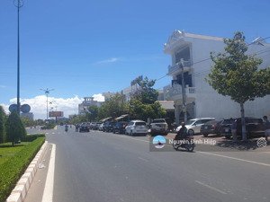 bán 980m2 mặt tiền hùng vương trung tâm thành phố gần ngay biển