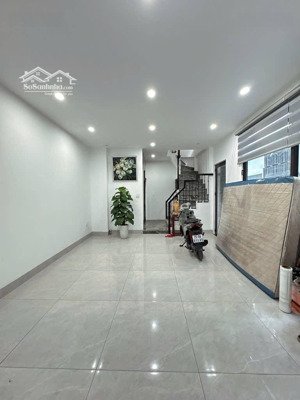 nhỉnh 12 tỷ-dt 39 m2 -6 tầng -phố-nguyễn sơn-thang máy-full nội thất-lô góc-gần ô tô tránh.-ở sương