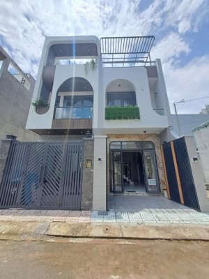 nhà mới đẹp tựa quán cafe trung tâm trường thạnh. thiết kế đặc sắc, tận hưởng không gian sống