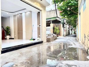 bán nhà 5 tầng phố phúc lợi, vị trí vô cùng đẹp