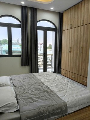 nhà 1 trệt, 2 lầu, 12x8,5m, xây dựng 8x8,5m, btct, 4pn 4wc, có gara ô tô riêng