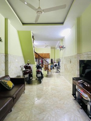 nhà đẹp 2 tầng cách mạng tháng 8, quận 3 ngang 3,2m nở hậu 6m dài 13m, giá 6,449 tỷ