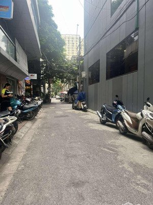 bán tòa văn phòng ô tô thang máy hạ yên quyết dt: 85m2, nhà: 7t, mt: 6m, giá: 31 tỷ