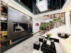 em gái nhờ bán nhà đại la dt 56 m 4t mt 4.6m giá 12. tỷ hai bà trưng hà nội .nhà đep,10m ra phố.