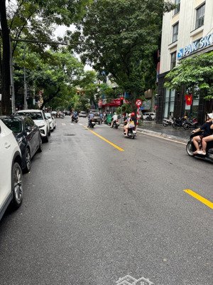 bàn toà nhà mặt phố hoà mã 200m2 8tầng, gần ngã tư, thang máy, dòng tiền ổn định giá 170 tỷ