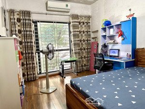 nhà riêng, phòng rộng rãi, thoáng mát