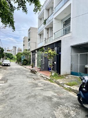 bán đất tặng nhà cấp 4 60m2 phú hữu đường 7m phân lô đẹp xây cao tầng giá đầu tư