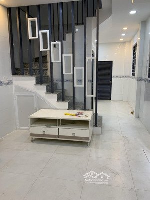 xe hơi đỗ cửa hẻm một trục thẳng 30m ra mặt tiền nhà mới dọn vào ở ngay