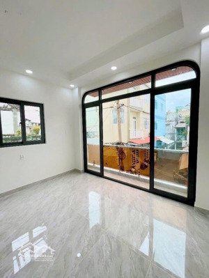 cho thuê nhà đẹp, 3 tầng, ngang 4m dài 10m, trước nhà 5m, đoàn văn bơ