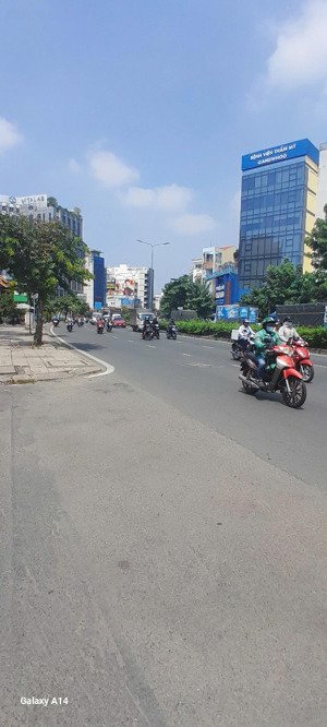 bán nhà mt cộng hoà, dt 4 x 12m. cấp 4, giá 11.8 tỷ tl, không lộ giới, xây full đất 7 tầng