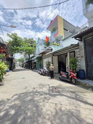 nhà cấp 4 gác lửng 3 phòng ngủ kế bên chợ chỉ 2tỷ 630