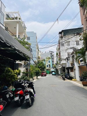 đường nguyễn thái bình 9m nở hậu 13m dài 33m 340m2 đất gồm 5 căn nhà