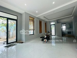 hót - biệt thự góc 2 mặt tiền sân vườn, hoàn thiện nội thất mới giá thuê 45tr nhà sẵn dọn vô ở ngay