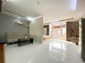 trống sẵn căn tách bếp full nội thất, thang máy nằm ngay khu mua sắm trần quang diệu