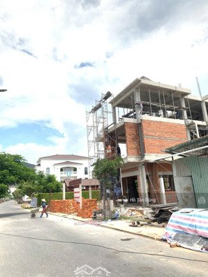 giá 26.5 tr/m2 hướng nam mát mẻ . bán lô biệt thự ven sông tắc nha trang. lh em dũng : 