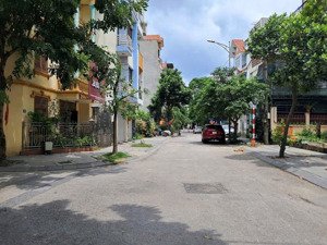 cần bán lô đất tổ 5 thạch bàn ngay sau chợ 102 m2 mt 5,5m ô tô vào đất