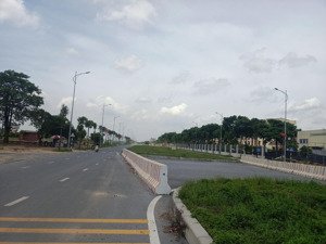 đường đôi 40m . đất vị trí trung tâm huyện. kinh doanh đắc địa .