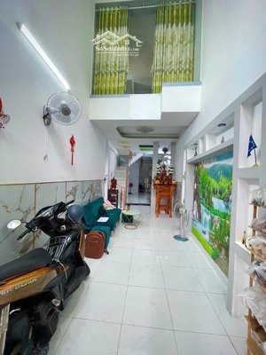 nhà cần bán gấp tại đường huỳnh văn bánh, giá 1tỷ665.