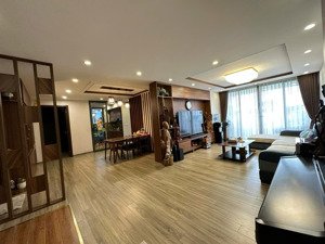 bán căn 3 pn, diện tích 129 m2, tầng trung, view đẹp, bàn giao nhà ngay, có slot để xe ô tô