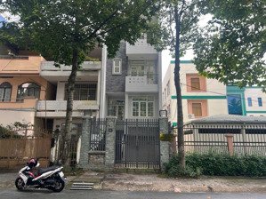 chuyển công tác cần bán nhanh căn nhà 1 hầm 1 trệt 3 lầu.