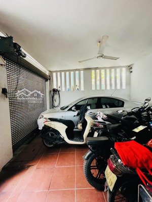 căn nhà mặt tiền rộng - gara- ngõ oto tránh - lô góc 2 thoáng lạc long quân. dt :71m; giá 16.8 tỷ