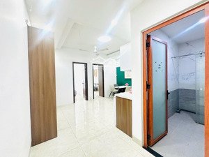 căn hộ 2 phòng ngủ full nội thất, có ban công, máy giặt riêng