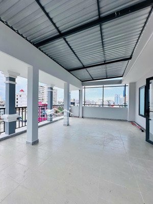 duplex gác cao, thoáng mát. thang máy, hầm xe. ở 3 - 4 bạn. ngay landmark 81, metro văn thánh