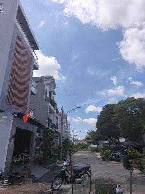 bán đất kdc xã tân kiên, mặt tiền đường nhựa 8m.