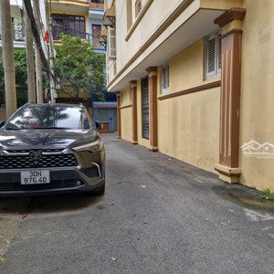 tô hiệu- 2 ô tô tránh thoải mái.
cần chuyển nhượng 64m, mặt tiền 4m. nhà 4 tầng dân xây đẹp đẽ.