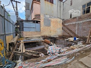 nhà đang xây dựng theo công trình, địa điểm đông dân cư