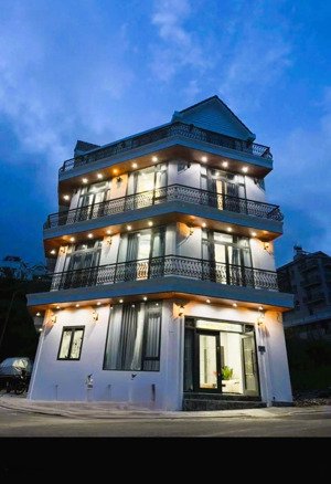 cần bán căn nhà mới 2 mặt tiền đường 9m kdc số 5 an sơn tp đà lạt. giá 8,6ty