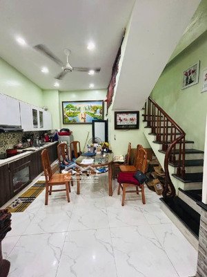 nhà đức thượng!
nhà 2 mặt thoáng _oto lùi cửa_ ,cách đường oto tránh 30m_ dân xây